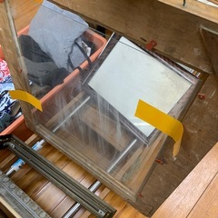 アンティーク調・大型ゴールド額縁（ガラス付き）の画像