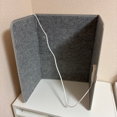 イケヤの机と椅子の画像