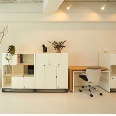 広がる木製デスク　柔らかい北欧カラーの画像