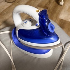 アイロンとアイロン台の画像