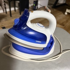 アイロンとアイロン台の画像