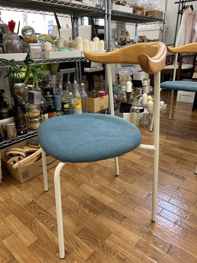 洒落たデザインのダイニングチェア4脚