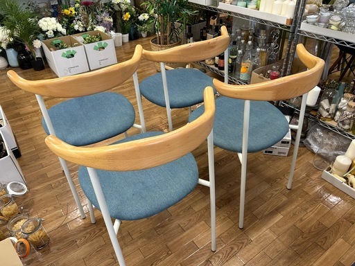 洒落たデザインのダイニングチェア4脚