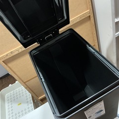 密閉パッキン付き❣️防臭ペダルペール🍀ゴミ箱20L幅22.5cm奥行き36.7cm高さ46.5cmポリ袋止め付き✨黒ブラックの画像
