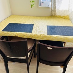 ダイニングテーブルとチェアの画像