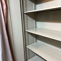 事務用の書類棚　
ロッカーの画像