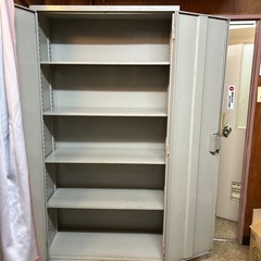 事務用の書類棚　
ロッカーの画像