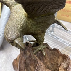 鷹の置物 金属製の画像