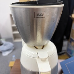 棚二つとコーヒーメーカーの画像
