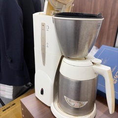 棚二つとコーヒーメーカーの画像