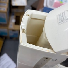 棚二つとコーヒーメーカーの画像