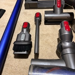 Dyson V8バッテリー新品交換済み‼️アタッチメント多数　発送🉑たくさんのご依頼ありがとうございます。の画像