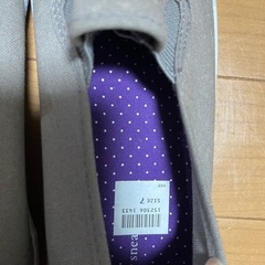 未使用グレーのスニーカーの画像