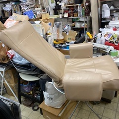 ベージュ アームレスト付き回転座椅子 リクライニング式の画像