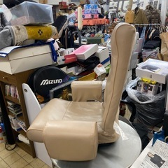 ベージュ アームレスト付き回転座椅子 リクライニング式の画像