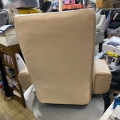 ベージュ アームレスト付き回転座椅子 リクライニング式の画像