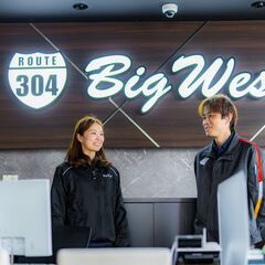 【未経験・車好き大歓迎】南砺市／砺波市エリアの地域密着ガソリンスタンドでメカニックアシスタント募集！洗車・オイル交換・タイヤ交換などカンタン作業から先輩と一緒にスタートできるから、整備工場での勤務が初めての方も安心です◎工具の名前や使い方、車検整備の流れまで、イチから丁寧にレクチャー。資格取得支援あり・正社員登用ありで、「将来は一人前のメカニックとして活躍したい」という方を全力で応援します！残業少なめで日曜休み、家族との時間や自分の趣味も大切にできる働き方が叶います。20代・30代活躍中で、クルマ好き同士の画像