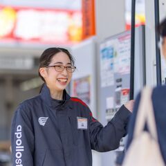 【未経験・車好き大歓迎】南砺市／砺波市エリアの地域密着ガソリンスタンドでメカニックアシスタント募集！洗車・オイル交換・タイヤ交換などカンタン作業から先輩と一緒にスタートできるから、整備工場での勤務が初めての方も安心です◎工具の名前や使い方、車検整備の流れまで、イチから丁寧にレクチャー。資格取得支援あり・正社員登用ありで、「将来は一人前のメカニックとして活躍したい」という方を全力で応援します！残業少なめで日曜休み、家族との時間や自分の趣味も大切にできる働き方が叶います。20代・30代活躍中で、クルマ好き同士の画像