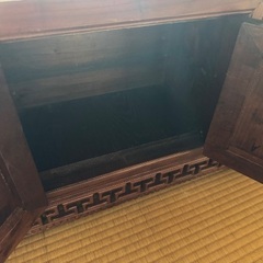 アンティーク調のサイドボードの画像