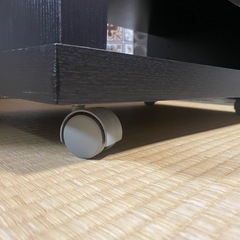 黒いテレビ台　キャスター付きの画像