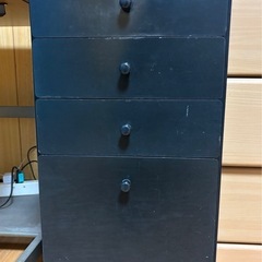 【受付中】★無料！★差し上げます★4段チェスト★開け閉め問題なし★キャスター付き★使用感あり★ブラックの画像