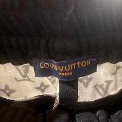 LOUIS VUITTONの半ズボンの画像