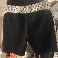 LOUIS VUITTONの半ズボンの画像