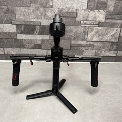 DJI RS3 Pro(モニター,ハンドグリップ,縦型マウント付き)の画像