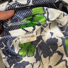 白　青　緑　長袖　柄シャツの画像