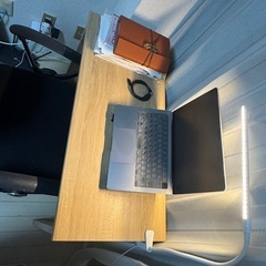 椅子とテーブルの画像