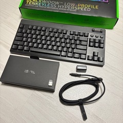 Razer レイザー BlackWidow V4 Low-profile Tenkeyless HyperSpeed Yellow Linear Switch 英語配列　Razer DeathAdder V3 HyperSpeed 　Razer レイザー HyperPolling Wireless Dongle 対応するマウスを最大8,000Hzのワイヤレスポーリングレートにアップグレート可能にするドングルの画像