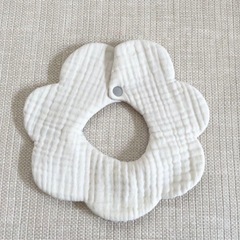 【ノーブランド】花柄 フリル ベビースタイ よだれかけ（未使用）の画像