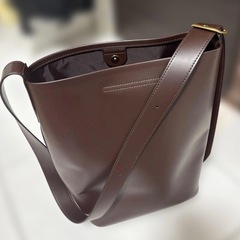 【超美品】レザータッチスクエアショルダーバッグ／ユニクロの画像