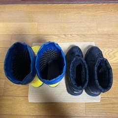 男の子用の長靴とブーツ 2足の画像