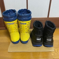 男の子用の長靴とブーツ 2足の画像