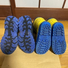 男の子用の長靴とブーツ 2足の画像