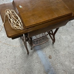 足踏みミシンの画像