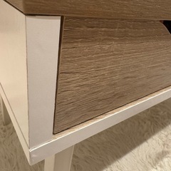 引き出し付きテーブルの画像