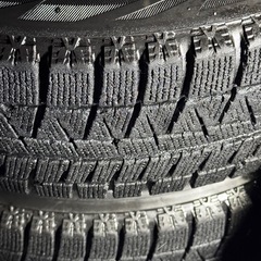 (問い合わせ多いのでゆっくりの返信になります)ブリジストンのスタッドレスタイヤとホイールセットの画像