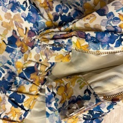 ブラウン系薄手カットソー&花柄スカートの画像