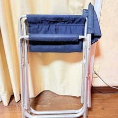 キャンプなどに使う椅子2脚の画像