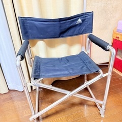 キャンプなどに使う椅子2脚の画像