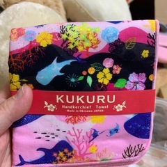 ウミガメのネックレスとハンカチの画像