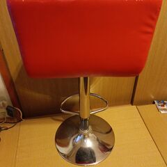 赤いカウンターチェアの画像