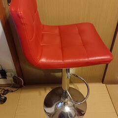 赤いカウンターチェアの画像