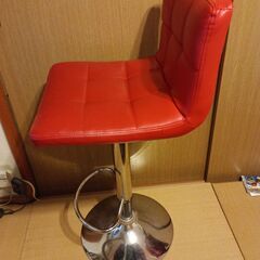 赤いカウンターチェアの画像