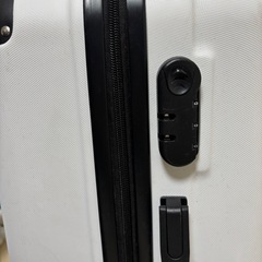 【５日まで限定】スーツケース　白　ホワイト　M サイズ　キャリーケース　キャリーバック　の画像
