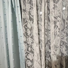 【売ります】かわいい！立体ボンボン付き水色カーテン ＋ チューリップ柄レース 4枚セットの画像