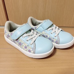 スニーカー 18cm
の画像