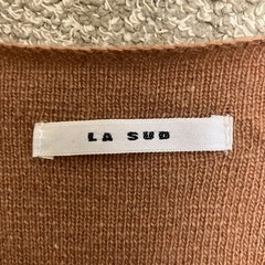 LASUDのアシメニットベストの画像